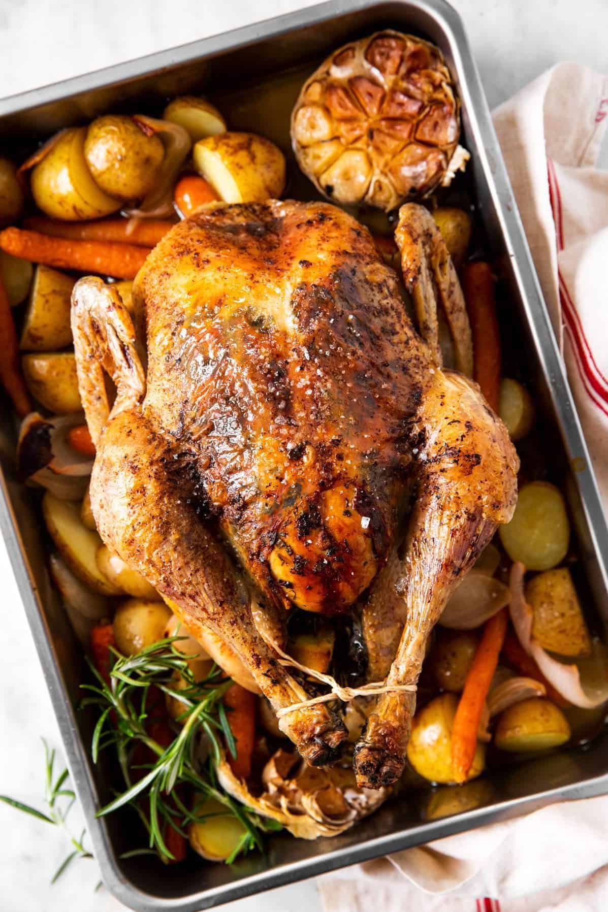 como atar un pollo para asar