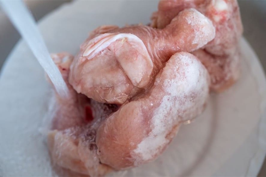 ¿Puedes volver a congelar el pollo después de descongelarlo?