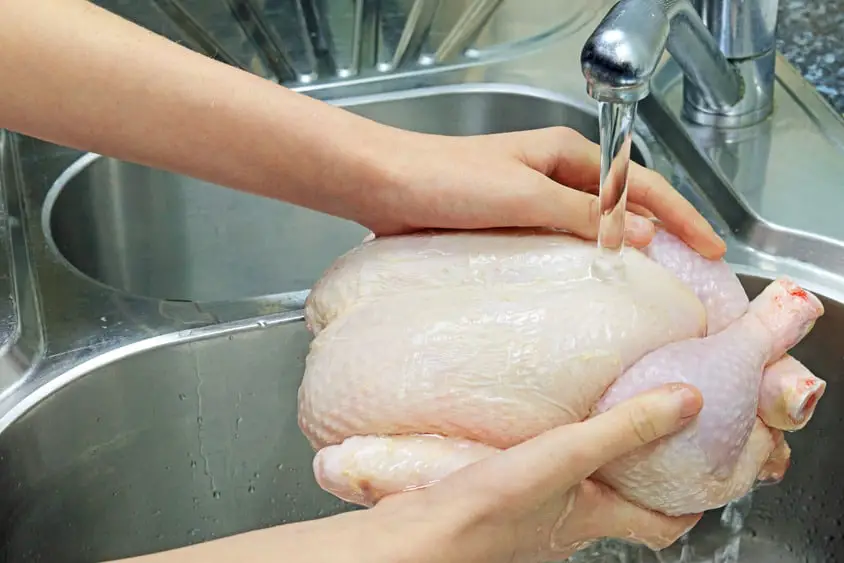 ¿Cuánto tiempo puede reposar el pollo crudo a temperatura ambiente?