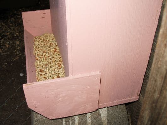 Alimentador de pollo de madera hecho en casa