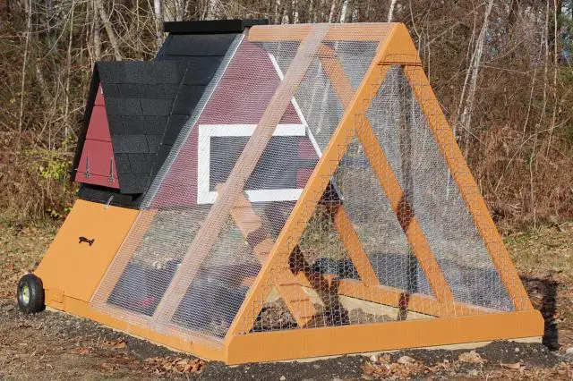 Gallinero enmarcado funcional con plano de tractor