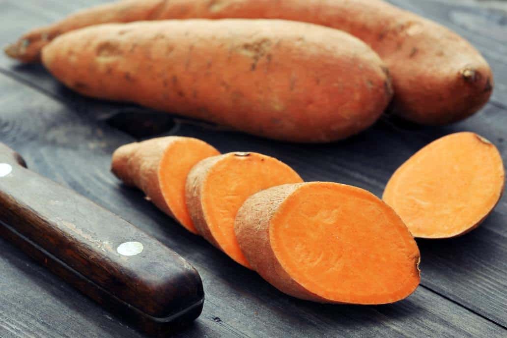 ¿Pueden los pollos comer batatas crudas?