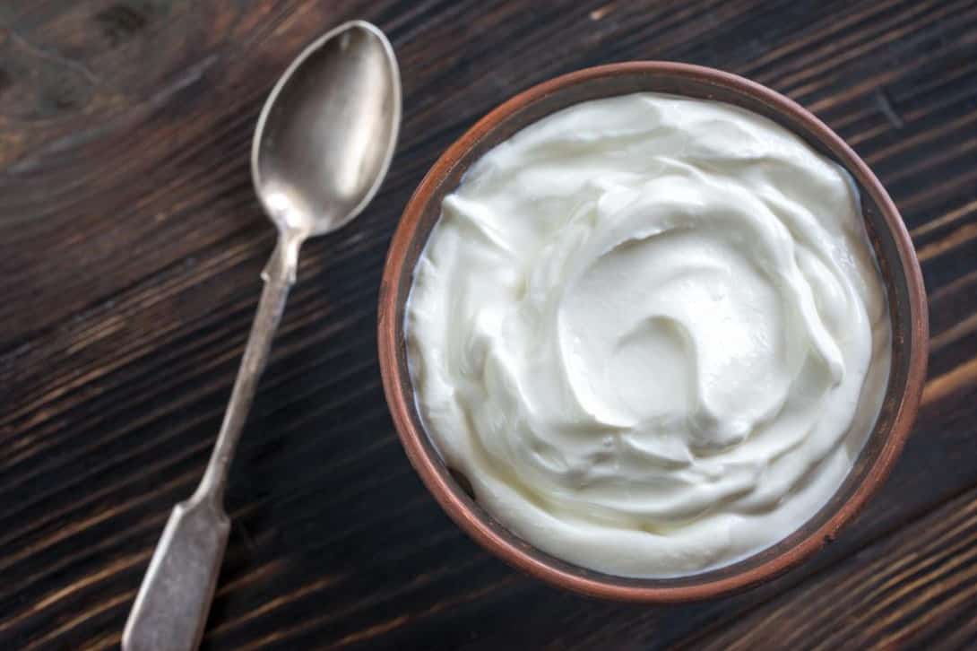 pollo comer yogur griego