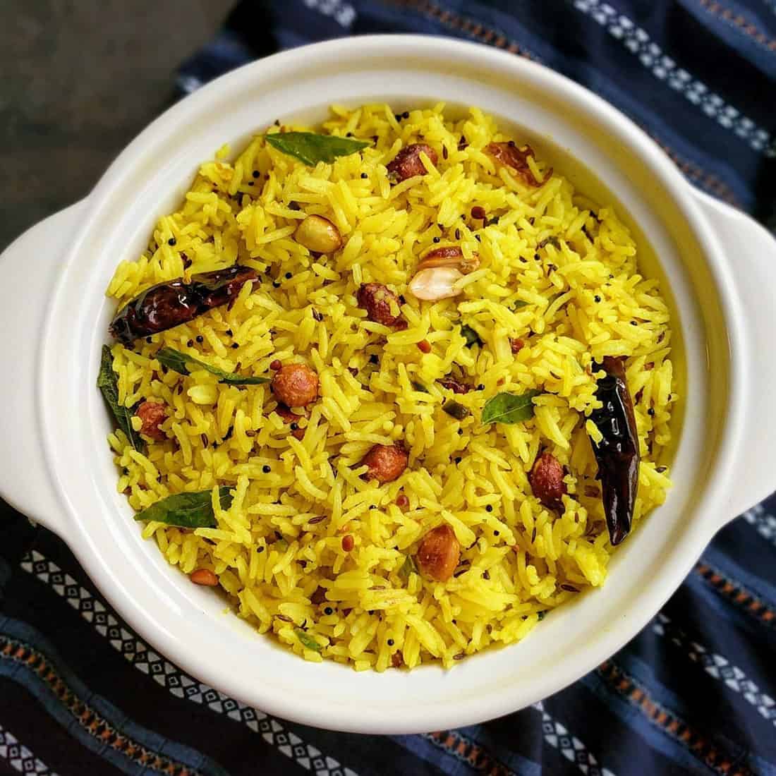 dar de comer arroz a las gallinas