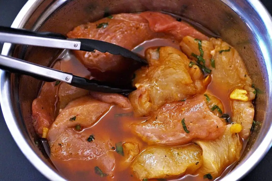 ¿Cuánto tiempo debe marinar el pollo?