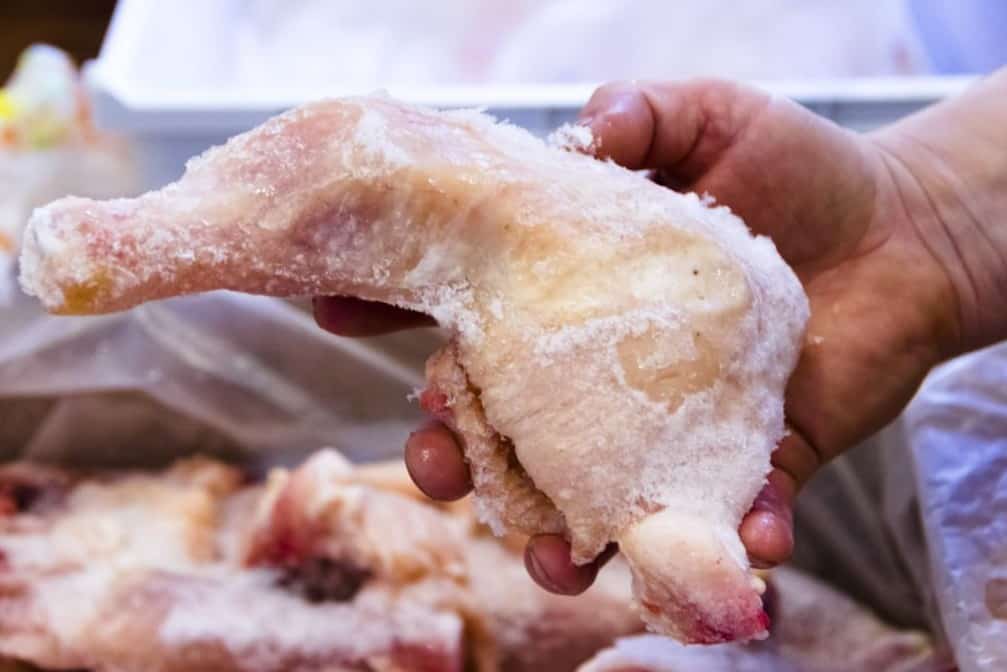 ¿Puedes volver a congelar el pollo descongelado?